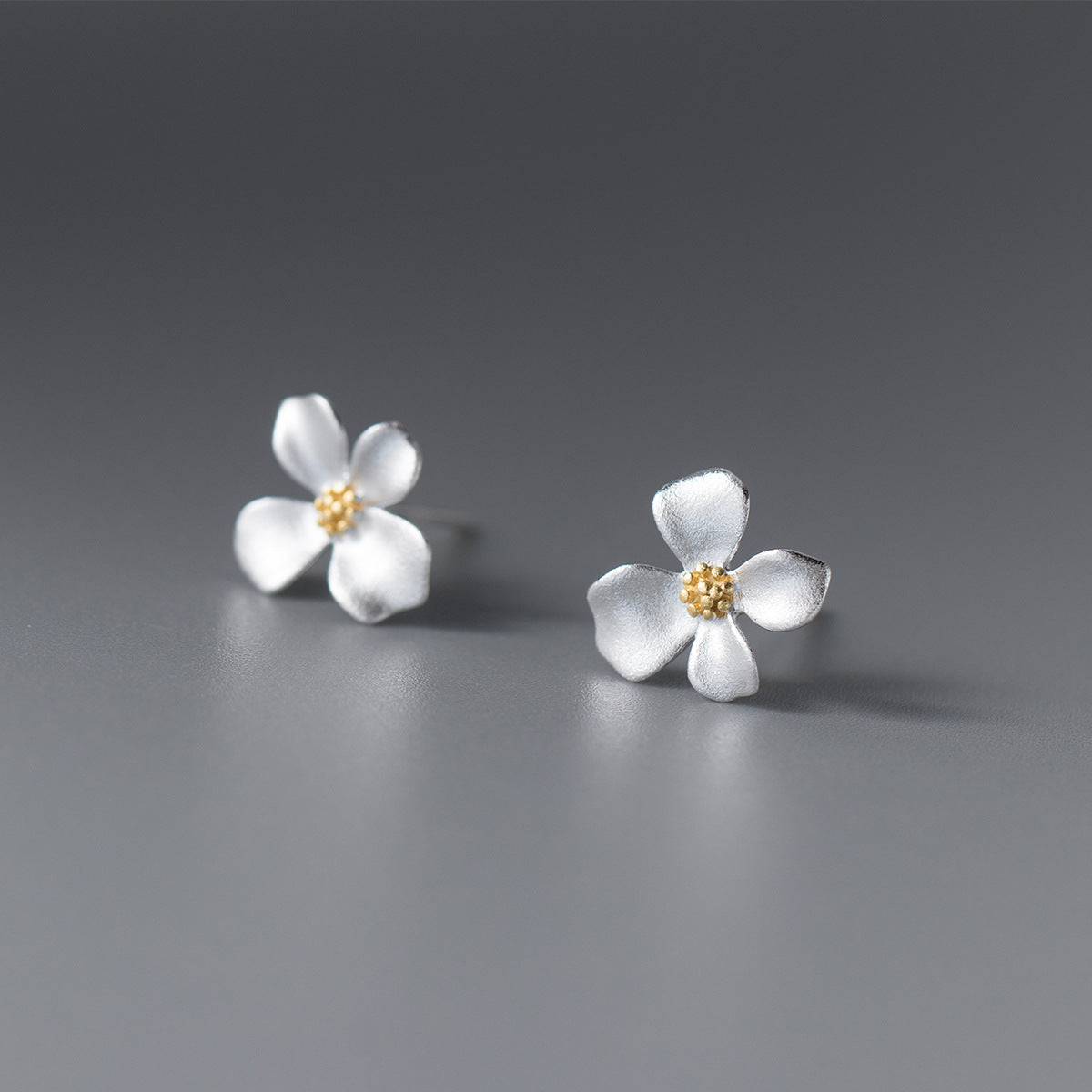 18K Gold Flower Stud Earrings DA3136