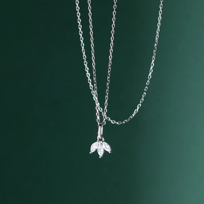 Elegant Foliage Pendant Necklace DS4411