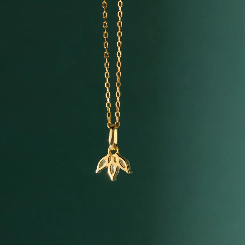 Elegant Foliage Pendant Necklace DS4411