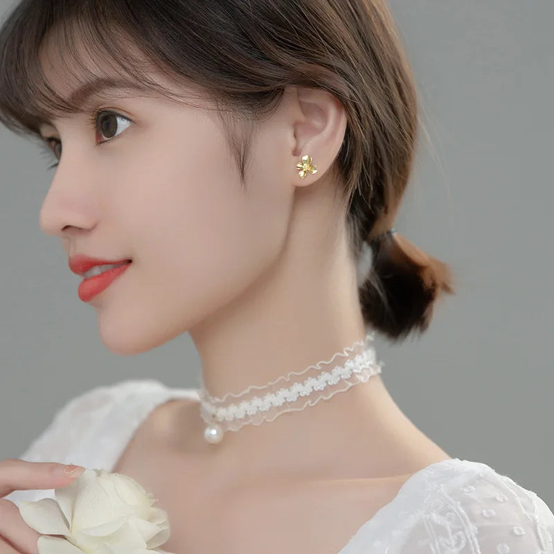 18K Gold Flower Stud Earrings DA3136