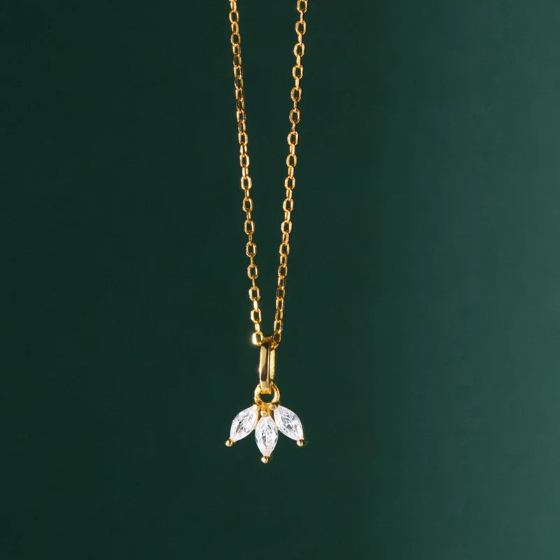 Elegant Foliage Pendant Necklace DS4411