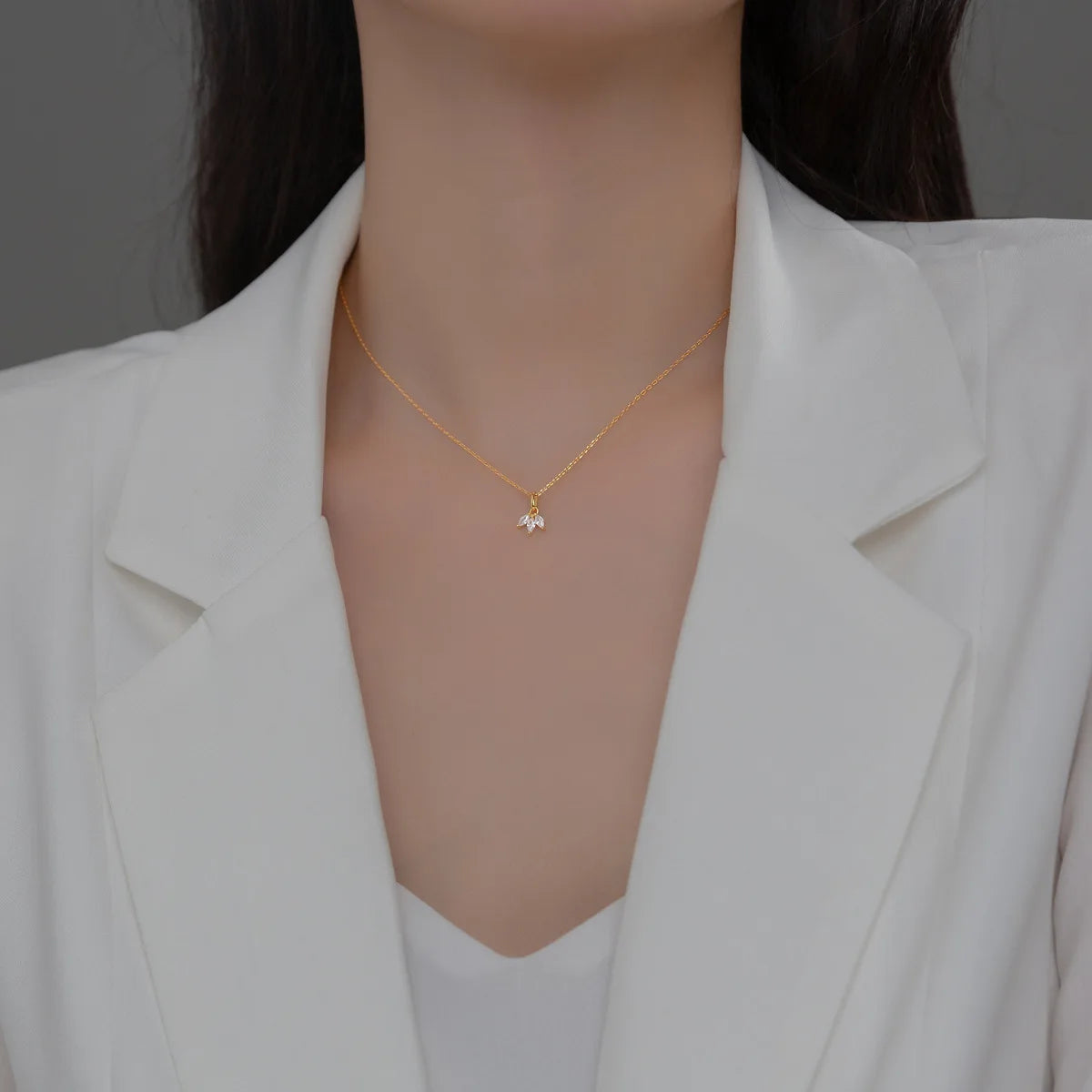 Elegant Foliage Pendant Necklace DS4411